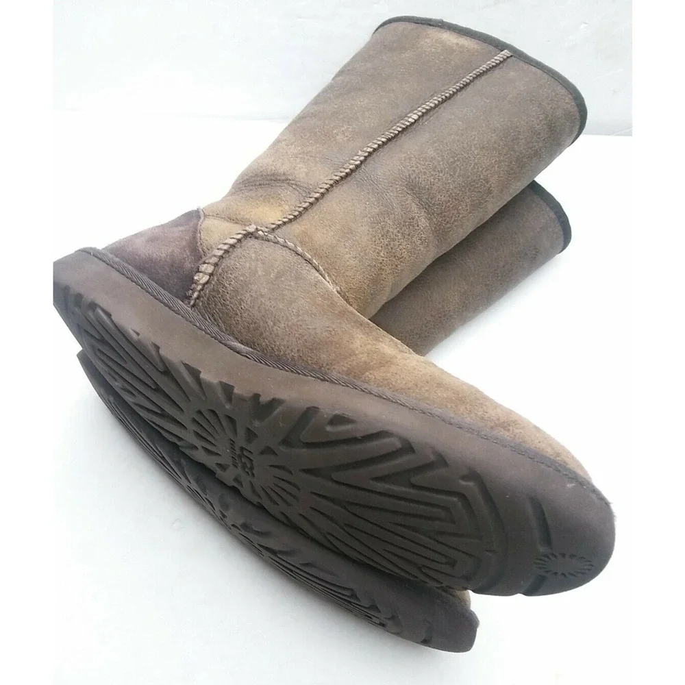 UGG Australia 5804 Classic Tall Bomber Brown Boots Womens Size 7 (shows wear)